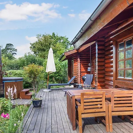 Vakantiehuis Charming With Wilderness Hot Tub