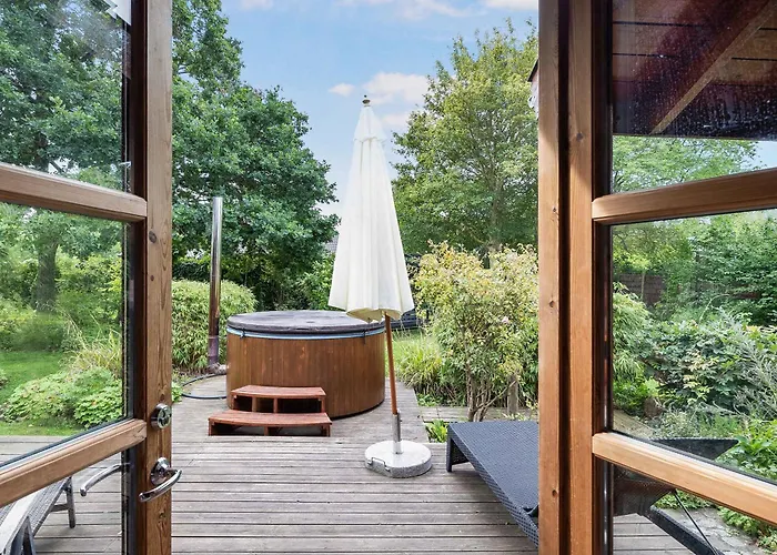 Dom wakacyjny Charming With Wilderness Hot Tub